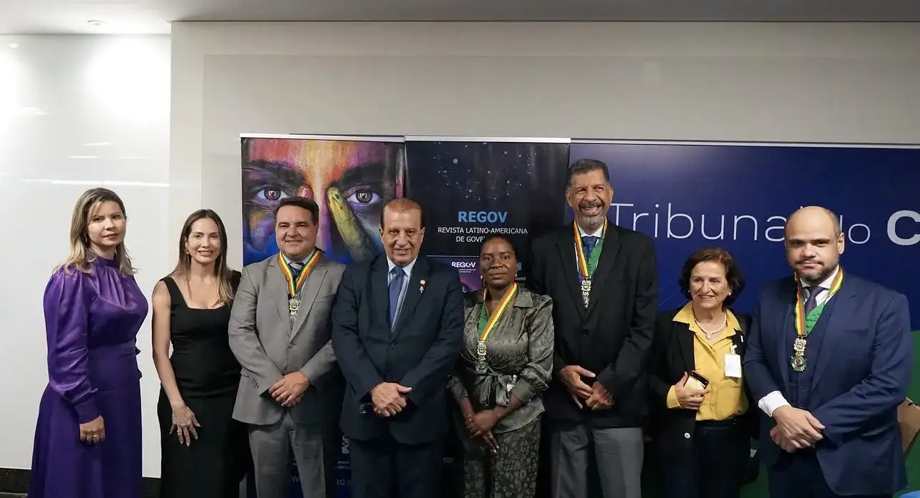 Agraciados e lideranças reunidos na cerimônia da Medalha Augusto Nardes
