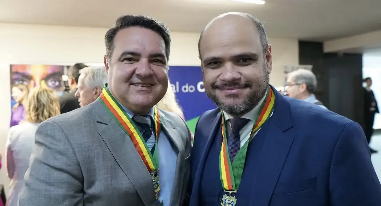 Sóstenes Marchezine e outro agraciado com a Medalha Augusto Nardes
