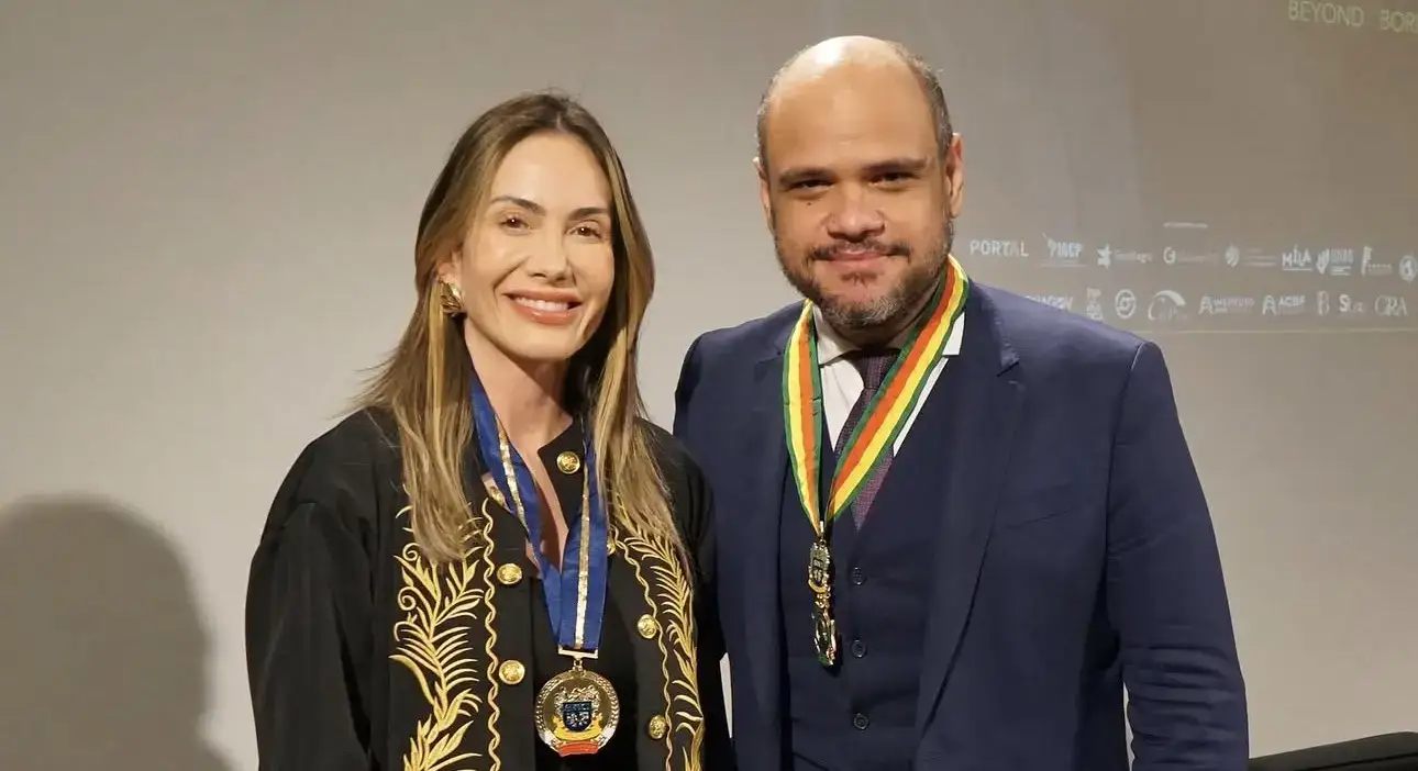 Sóstenes Marchezine com a comenda ao lado de liderança agraciada