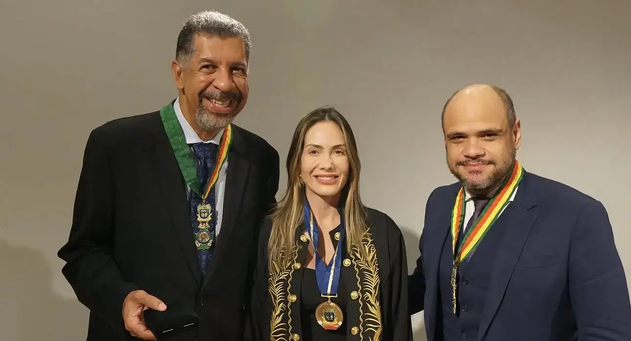 Agraciados exibem a Medalha Augusto Nardes durante a cerimônia
