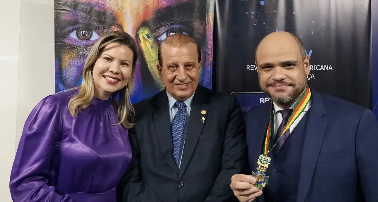 Sóstenes Marchezine com a Medalha Augusto Nardes, ao lado do ministro Augusto Nardes