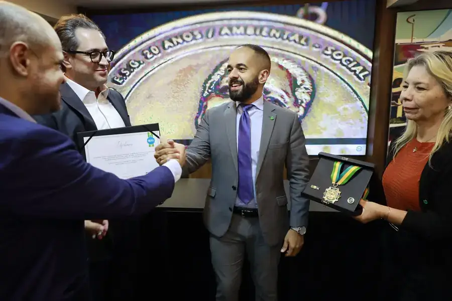 Ato de entrega do diploma e da insígnia da Ordem do Mérito da DPU ao Instituto Global ESG