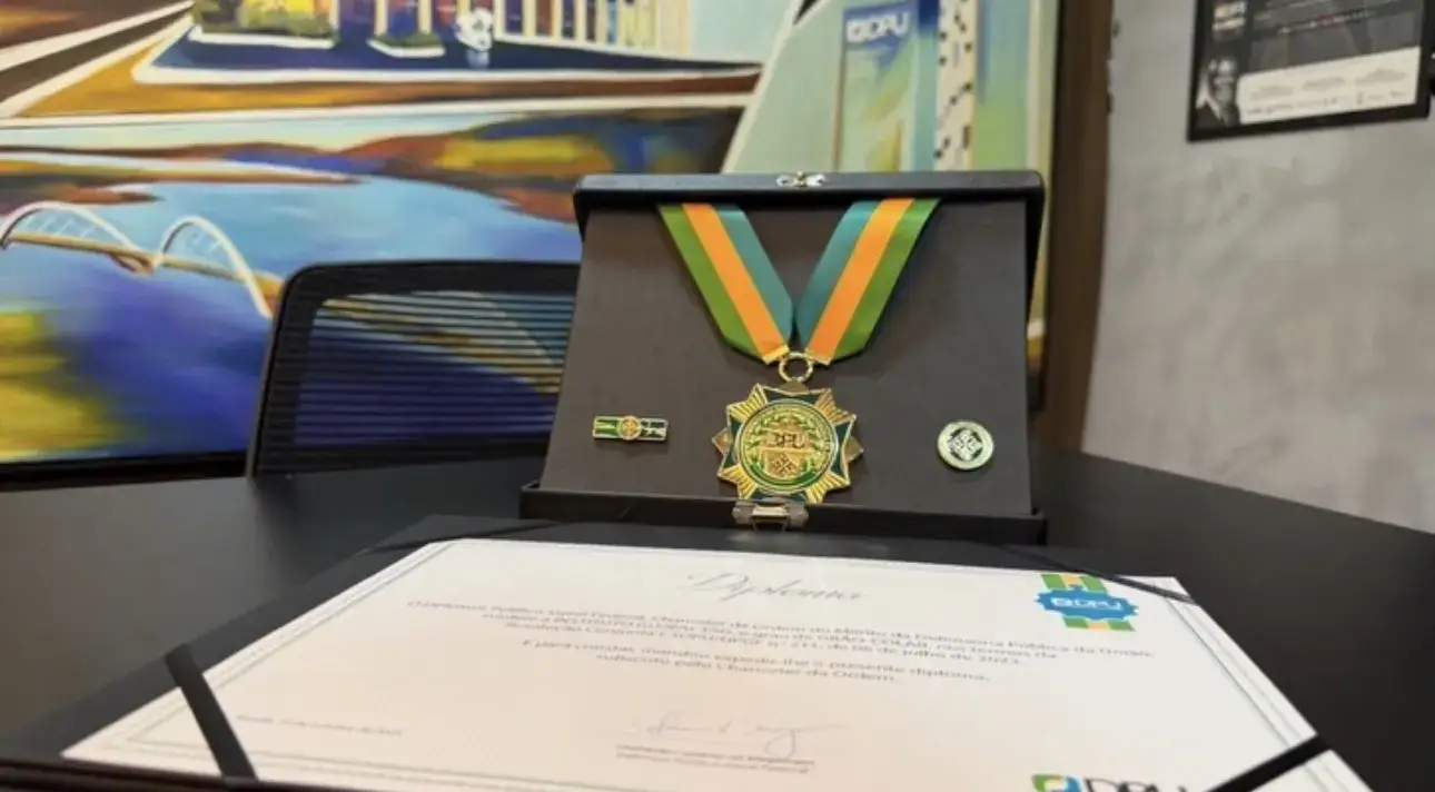 Grão-Colar da Ordem do Mérito da DPU disposto diante do diploma
