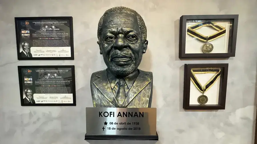 Busto de Kofi Annan, de Etevaldo Barros, no Salão Nobre