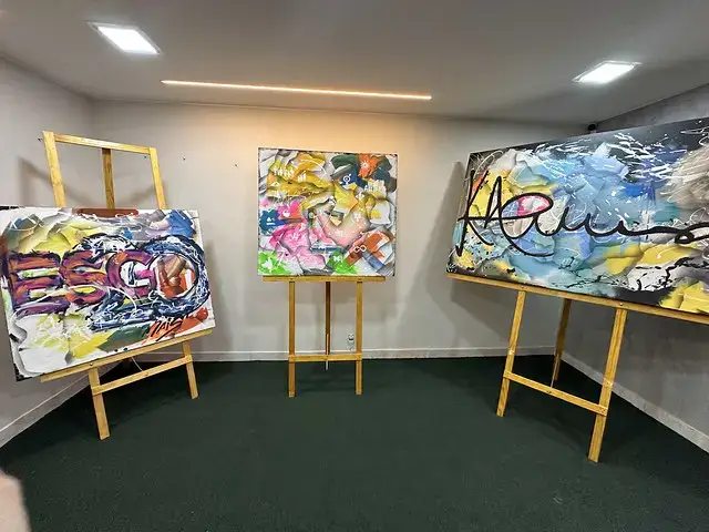 Obras de diferentes linguagens reunidas na exposição
