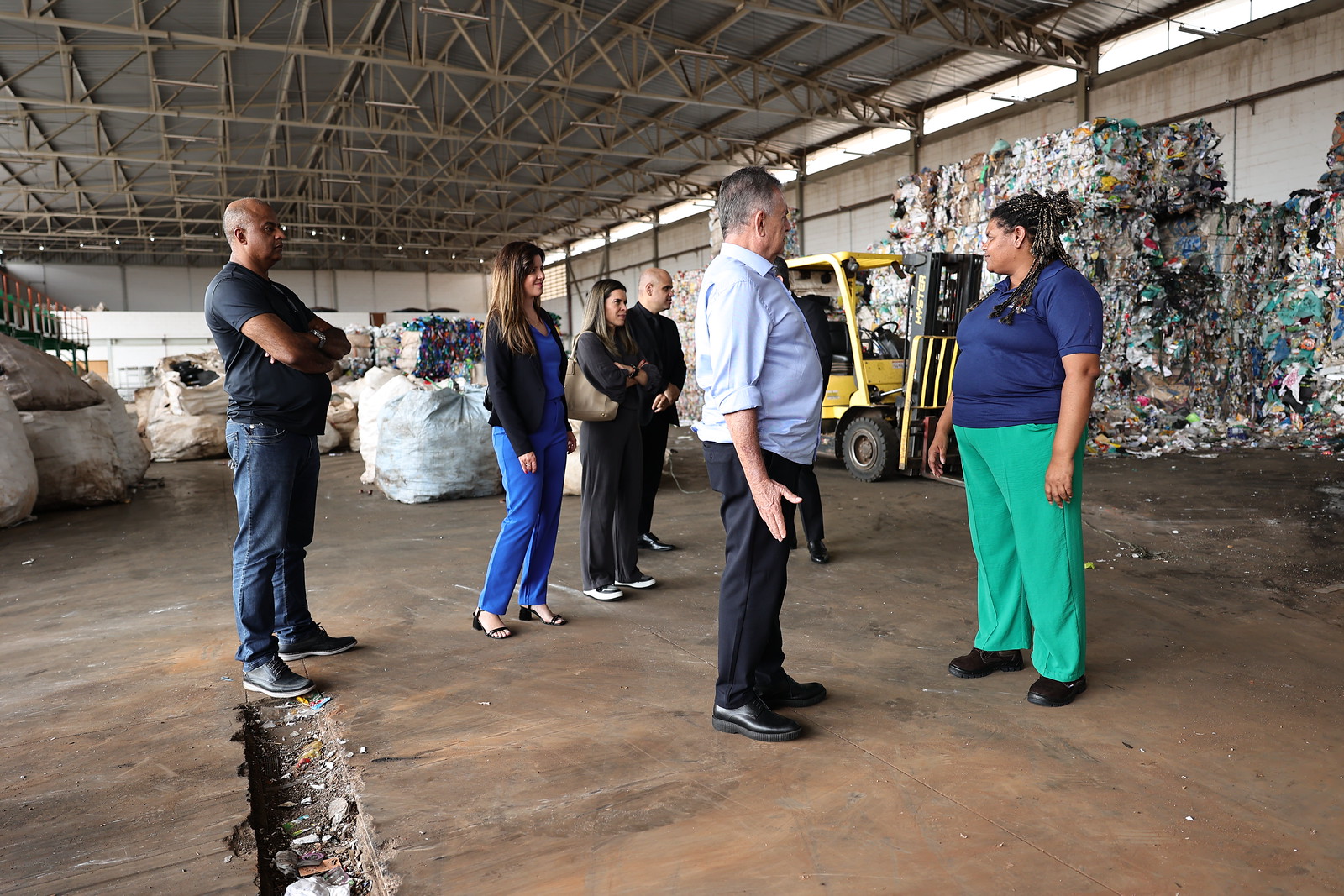 Visita técnica à estrutura de triagem de materiais recicláveis da Centcoop DF