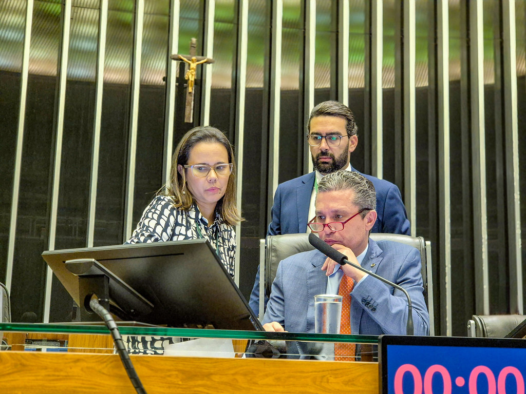 Deputado Fausto Pinato preside a Sessão Solene